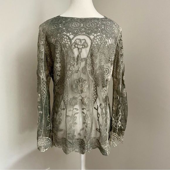 Chic Floral Lace Blouse in Gray - Picture 4 of 4